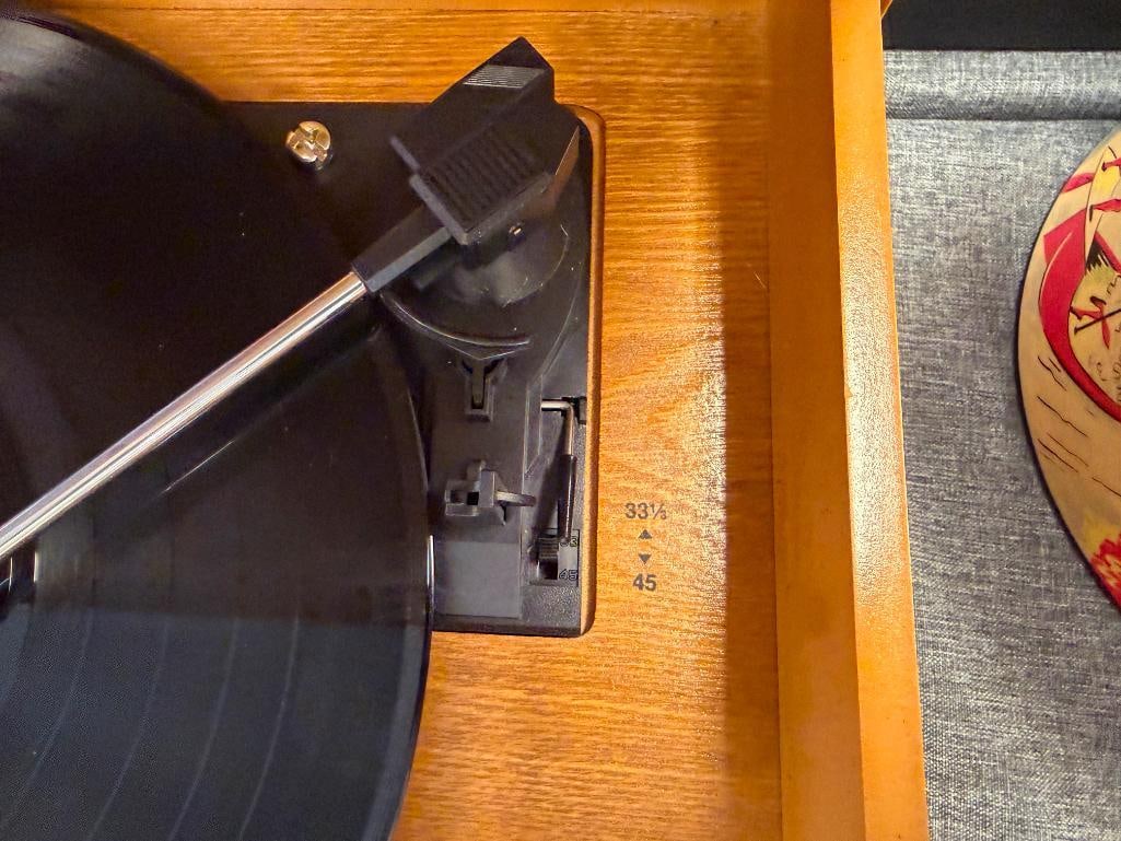 CROSLEY COLLECTOR'S EDITION MODEL CR47 OAK CASED RECORD PLAYER THAT PLAYS 33 1/3 OR 45 RPM RECORDS - 14