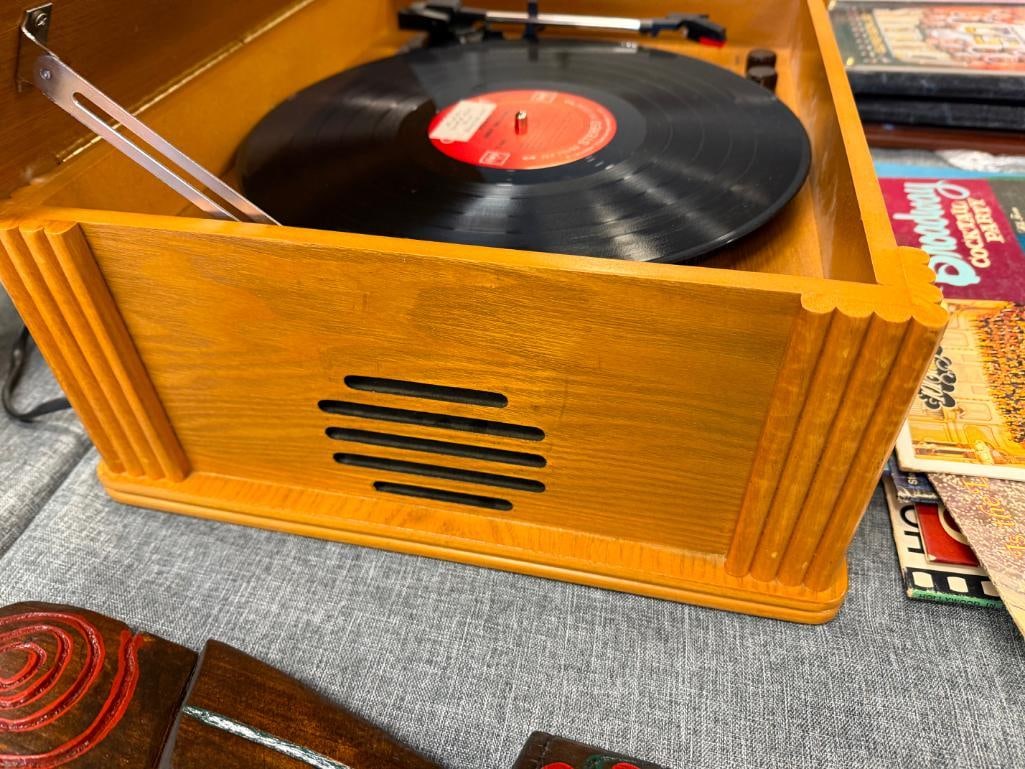 CROSLEY COLLECTOR'S EDITION MODEL CR47 OAK CASED RECORD PLAYER THAT PLAYS 33 1/3 OR 45 RPM RECORDS - 17