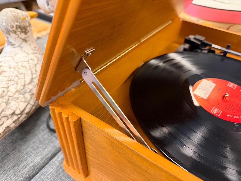 CROSLEY COLLECTOR'S EDITION MODEL CR47 OAK CASED RECORD PLAYER THAT PLAYS 33 1/3 OR 45 RPM RECORDS - 18