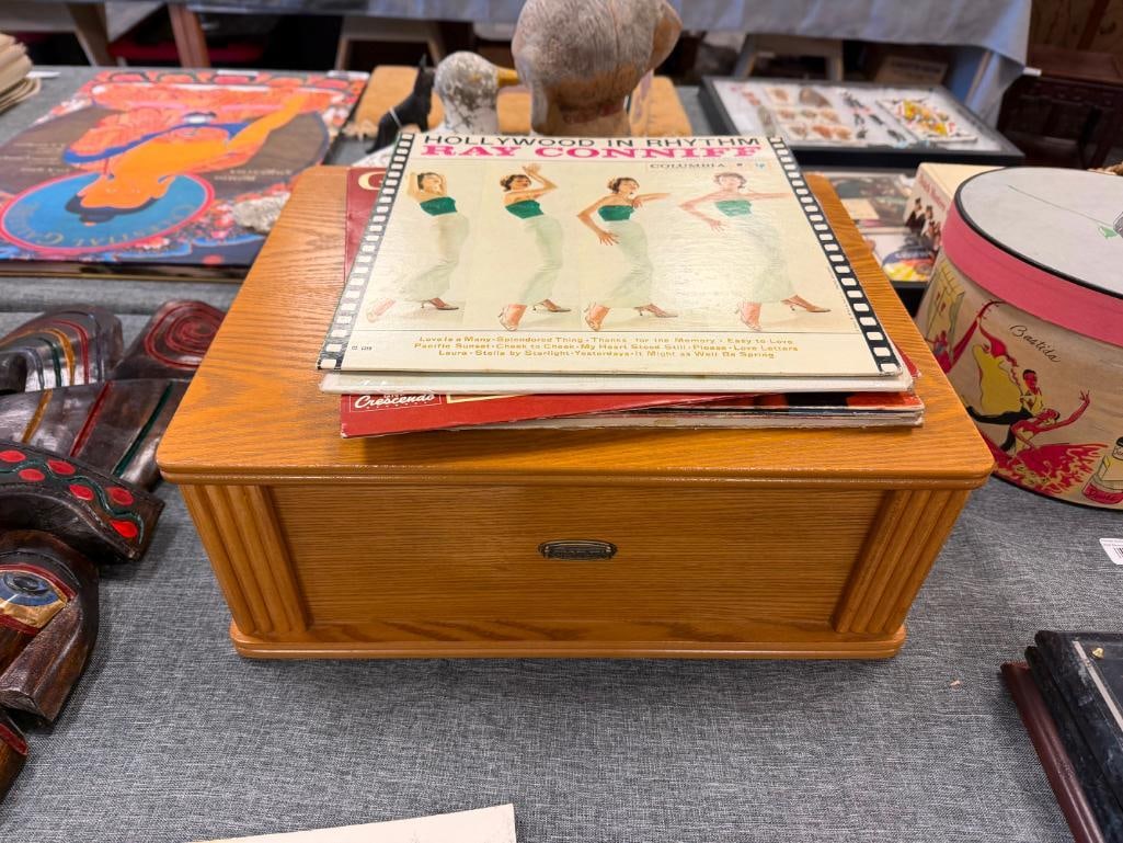 CROSLEY COLLECTOR'S EDITION MODEL CR47 OAK CASED RECORD PLAYER THAT PLAYS 33 1/3 OR 45 RPM RECORDS - 2