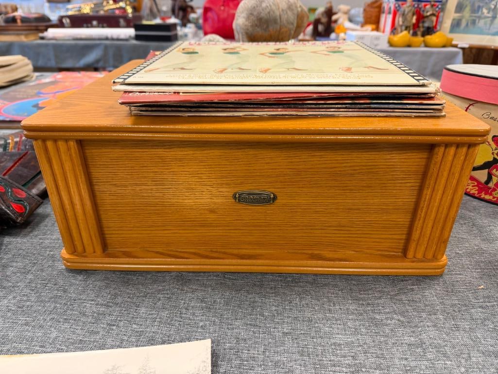 CROSLEY COLLECTOR'S EDITION MODEL CR47 OAK CASED RECORD PLAYER THAT PLAYS 33 1/3 OR 45 RPM RECORDS - 3