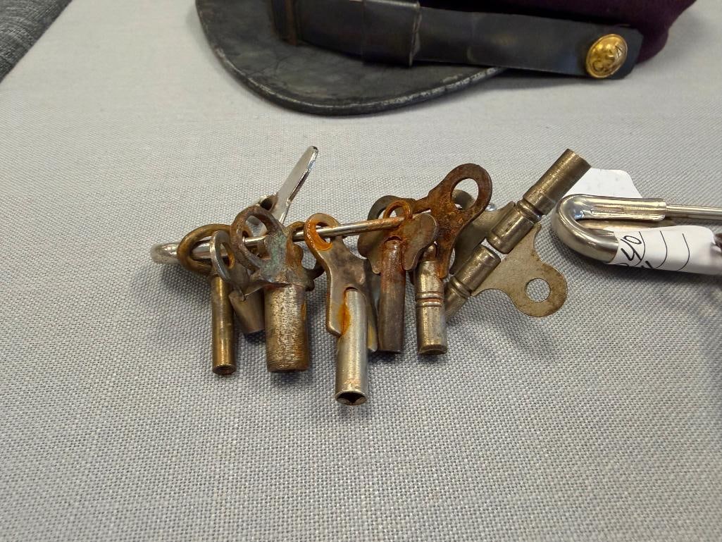 VINTAGE COLLECTIBLE KEYS INCLUDING SKELETON KEYS AND WATCH KEYS - 3