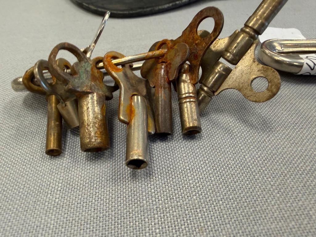 VINTAGE COLLECTIBLE KEYS INCLUDING SKELETON KEYS AND WATCH KEYS - 4