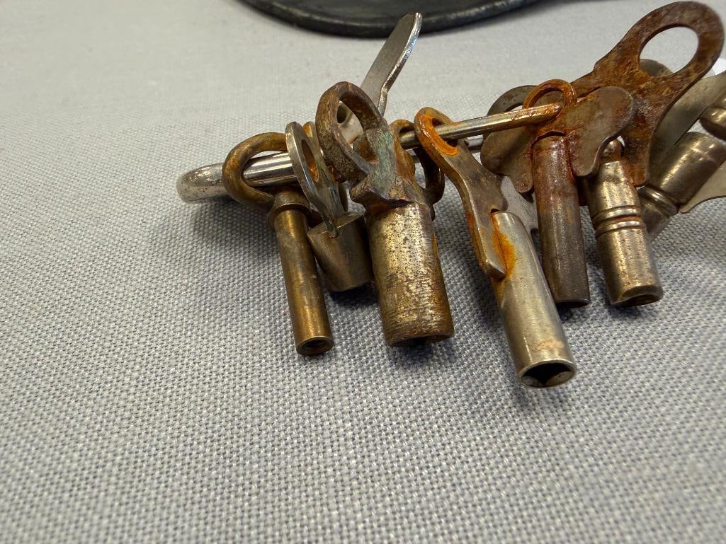 VINTAGE COLLECTIBLE KEYS INCLUDING SKELETON KEYS AND WATCH KEYS - 5