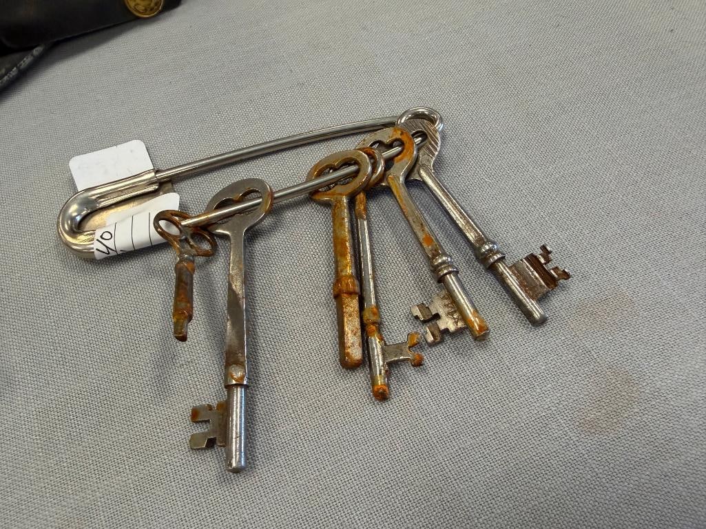 VINTAGE COLLECTIBLE KEYS INCLUDING SKELETON KEYS AND WATCH KEYS - 6
