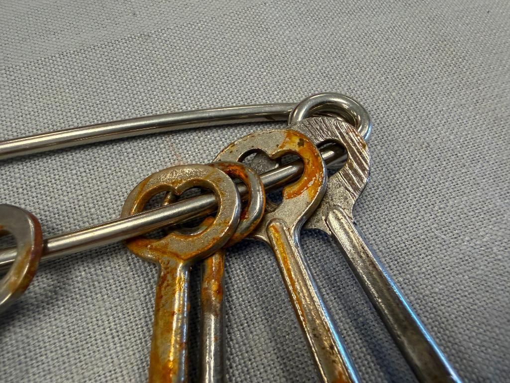 VINTAGE COLLECTIBLE KEYS INCLUDING SKELETON KEYS AND WATCH KEYS - 7