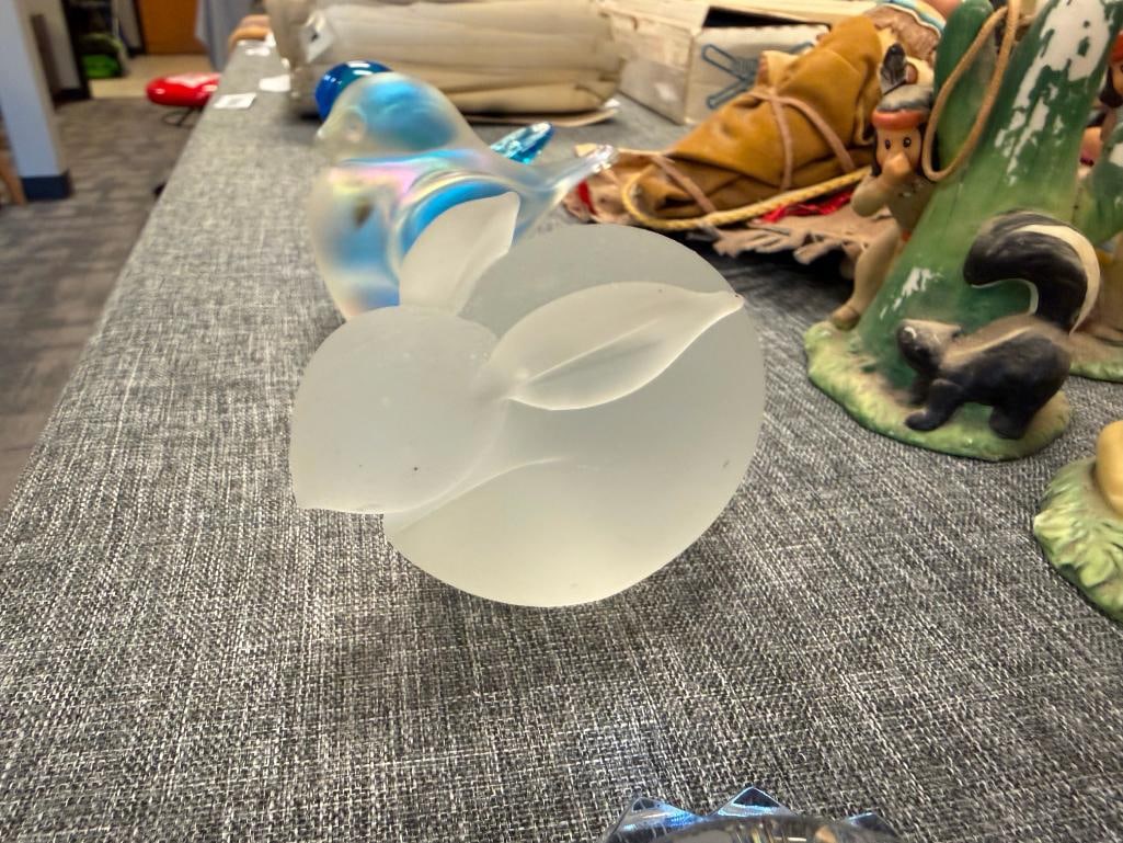 FOUR COLLECTIBLE GLASS PAPERWEIGHTS INCLUDING ZALIQUE DOVE, RABBIT, LEO WARD SIGNED BLUE GLASS BIRD - 10