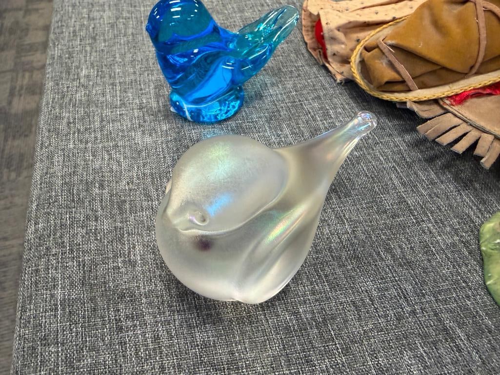 FOUR COLLECTIBLE GLASS PAPERWEIGHTS INCLUDING ZALIQUE DOVE, RABBIT, LEO WARD SIGNED BLUE GLASS BIRD - 5