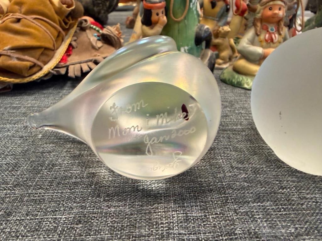 FOUR COLLECTIBLE GLASS PAPERWEIGHTS INCLUDING ZALIQUE DOVE, RABBIT, LEO WARD SIGNED BLUE GLASS BIRD - 8