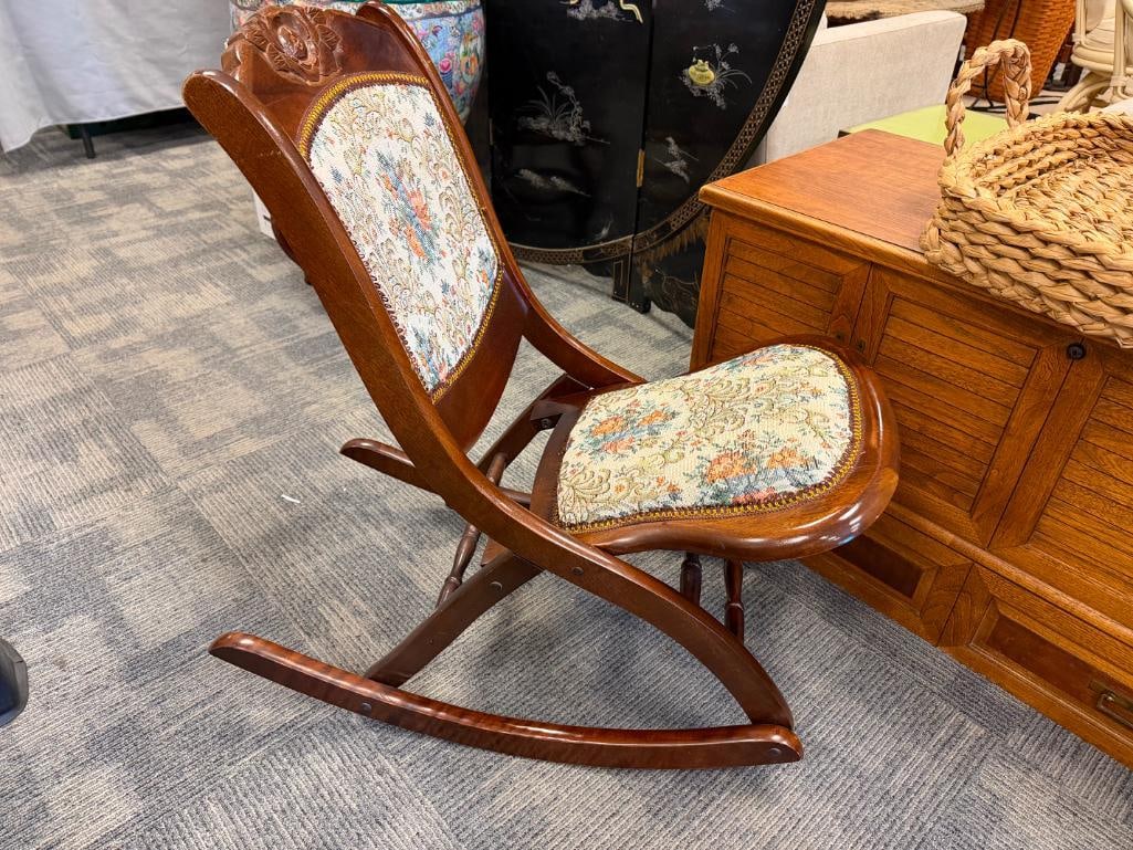 VINTAGE CARVED WOOD AND FLORAL UPHOLSTERED FOLDING ROCKING CHAIR - 8