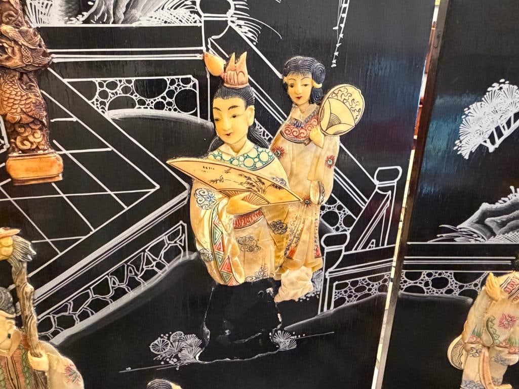 MID-CENTURY CHINESE ROUND FOUR PANEL ROOM SCREEN FEATURING BLACK LACQUER AND CARVED MOTHER OF PEARL - 11