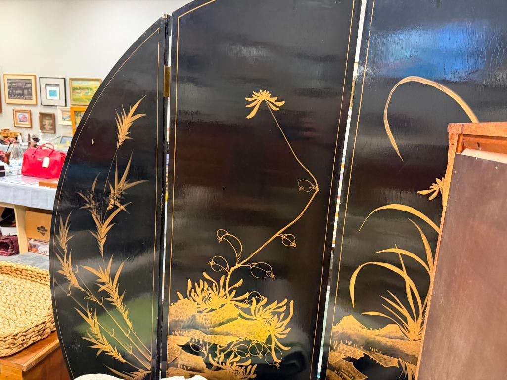 MID-CENTURY CHINESE ROUND FOUR PANEL ROOM SCREEN FEATURING BLACK LACQUER AND CARVED MOTHER OF PEARL - 15
