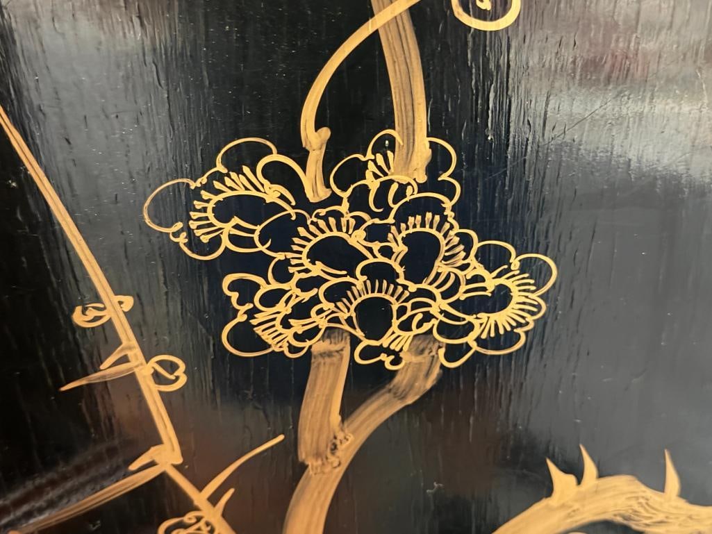 MID-CENTURY CHINESE ROUND FOUR PANEL ROOM SCREEN FEATURING BLACK LACQUER AND CARVED MOTHER OF PEARL - 16