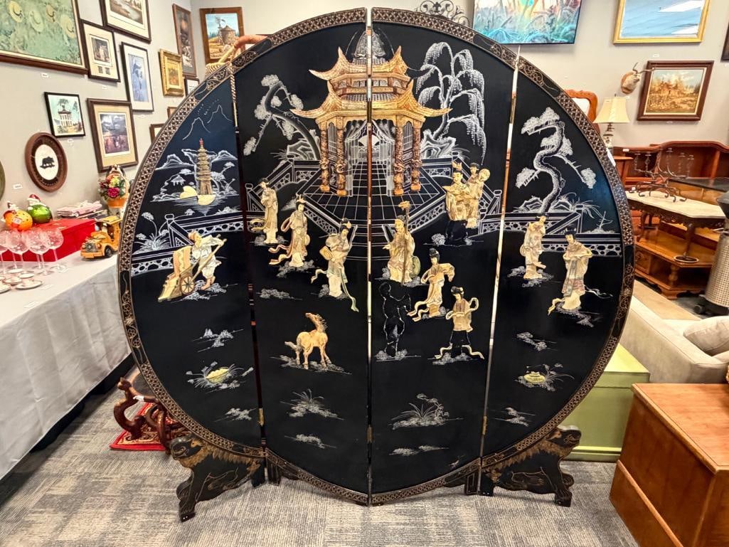 MID-CENTURY CHINESE ROUND FOUR PANEL ROOM SCREEN FEATURING BLACK LACQUER AND CARVED MOTHER OF PEARL - 2