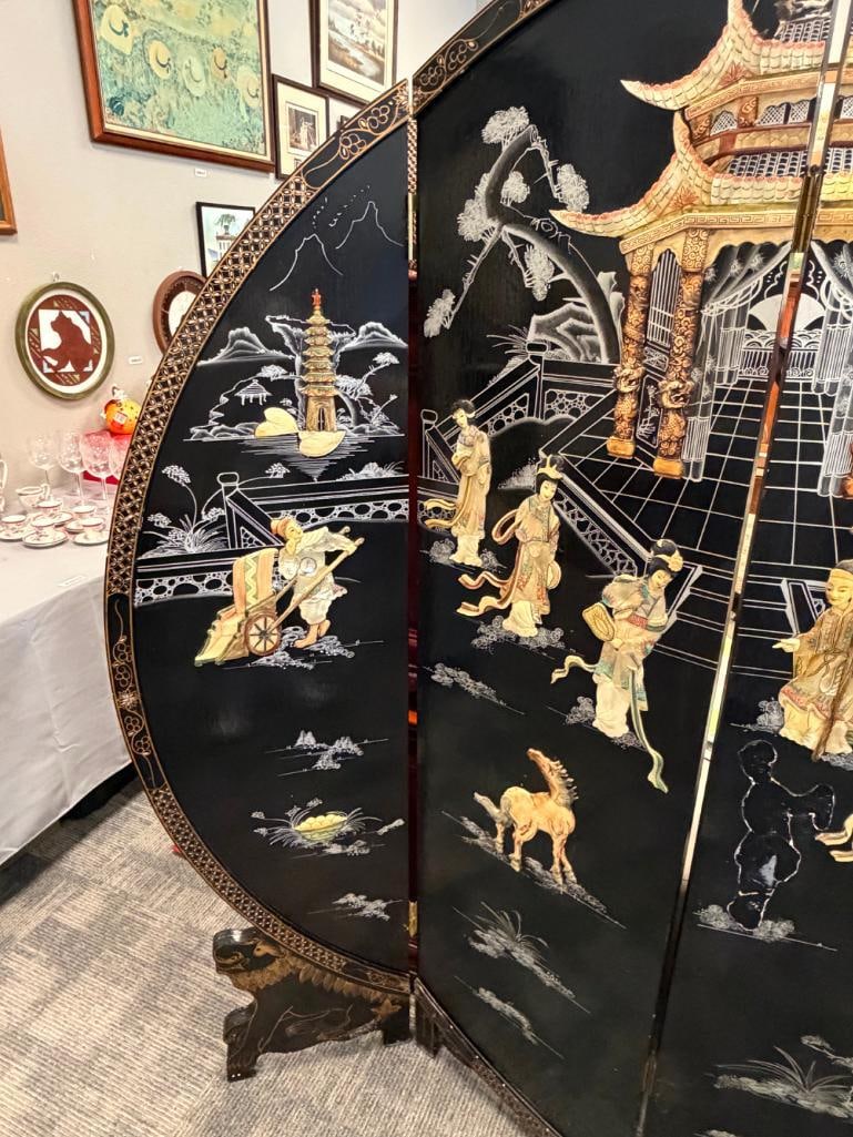 MID-CENTURY CHINESE ROUND FOUR PANEL ROOM SCREEN FEATURING BLACK LACQUER AND CARVED MOTHER OF PEARL - 4