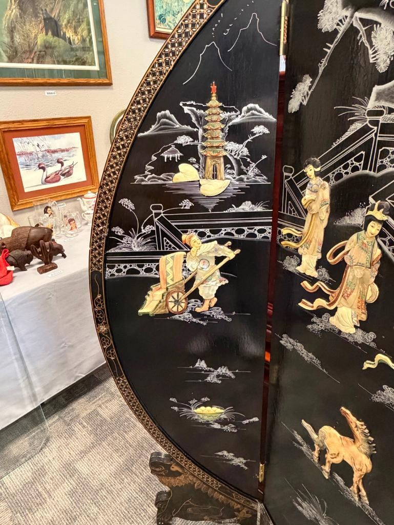MID-CENTURY CHINESE ROUND FOUR PANEL ROOM SCREEN FEATURING BLACK LACQUER AND CARVED MOTHER OF PEARL - 5