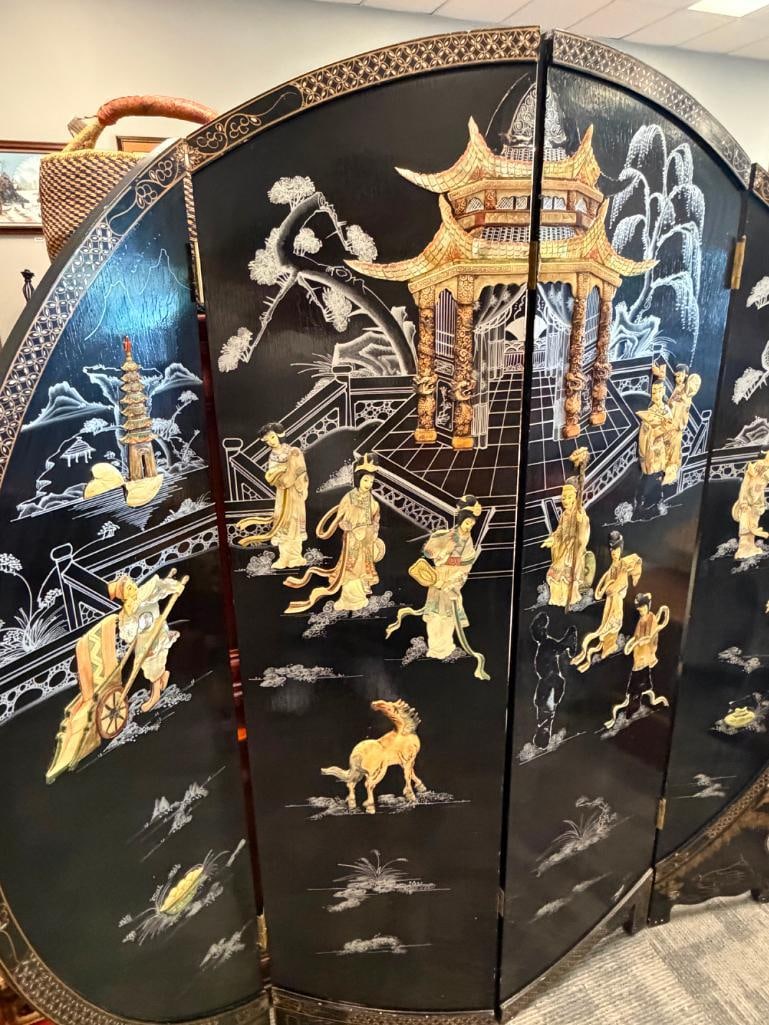 MID-CENTURY CHINESE ROUND FOUR PANEL ROOM SCREEN FEATURING BLACK LACQUER AND CARVED MOTHER OF PEARL - 6