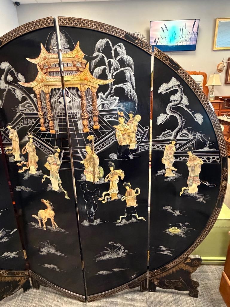 MID-CENTURY CHINESE ROUND FOUR PANEL ROOM SCREEN FEATURING BLACK LACQUER AND CARVED MOTHER OF PEARL - 7
