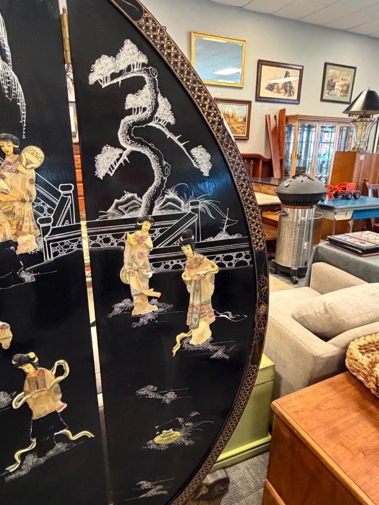 MID-CENTURY CHINESE ROUND FOUR PANEL ROOM SCREEN FEATURING BLACK LACQUER AND CARVED MOTHER OF PEARL - 8