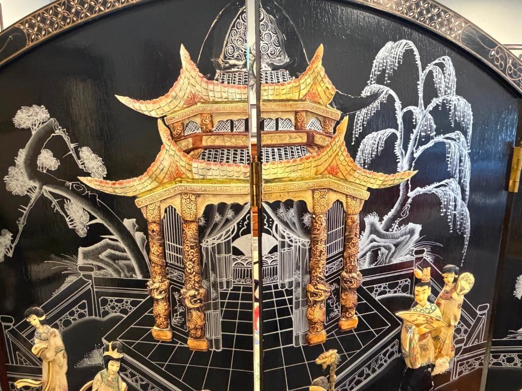 MID-CENTURY CHINESE ROUND FOUR PANEL ROOM SCREEN FEATURING BLACK LACQUER AND CARVED MOTHER OF PEARL - 9
