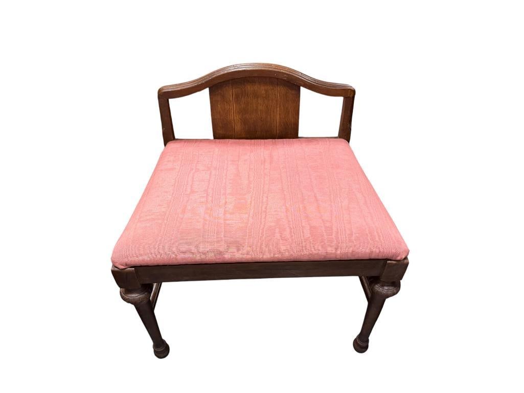 VINTAGE FRENCH DESIGN MAHOGANY CORNER CHAIR WITH A PINK UPHOLSTERED SEAT AND TURNED WOOD LEGS: FAIR CONDITION 21" X 15" X 17" SEAT HEIGHT, 23" SEAT BACK HEIGHT