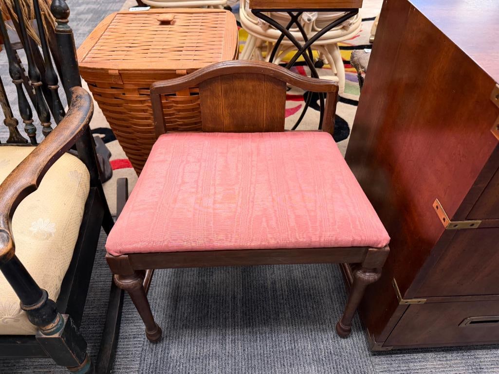 VINTAGE FRENCH DESIGN MAHOGANY CORNER CHAIR WITH A PINK UPHOLSTERED SEAT AND TURNED WOOD LEGS - 2