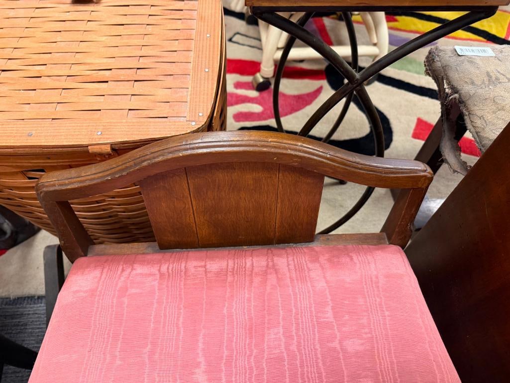 VINTAGE FRENCH DESIGN MAHOGANY CORNER CHAIR WITH A PINK UPHOLSTERED SEAT AND TURNED WOOD LEGS - 3