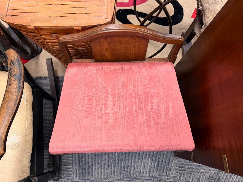 VINTAGE FRENCH DESIGN MAHOGANY CORNER CHAIR WITH A PINK UPHOLSTERED SEAT AND TURNED WOOD LEGS - 4