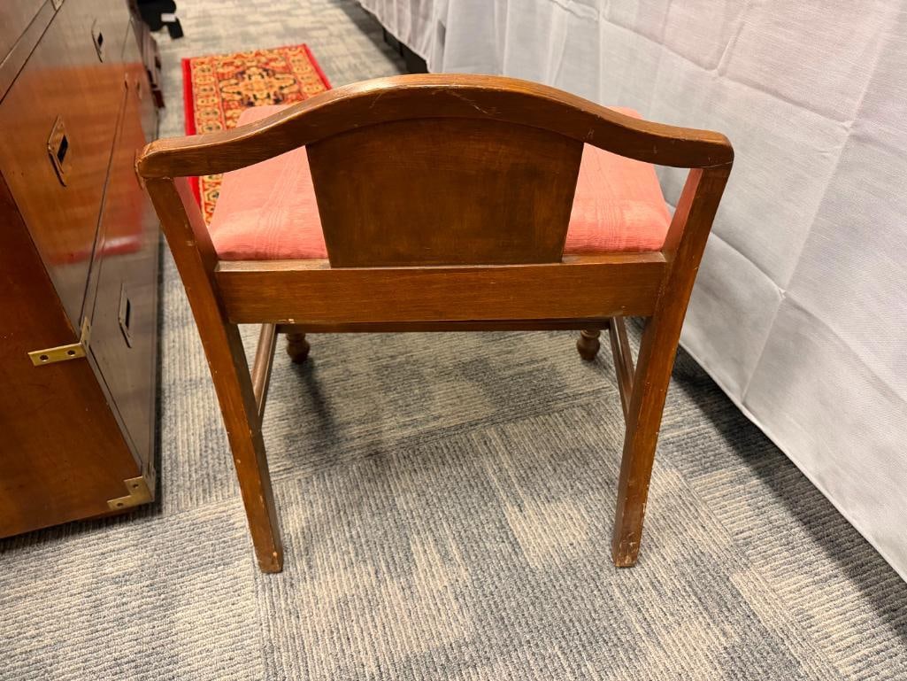 VINTAGE FRENCH DESIGN MAHOGANY CORNER CHAIR WITH A PINK UPHOLSTERED SEAT AND TURNED WOOD LEGS - 6