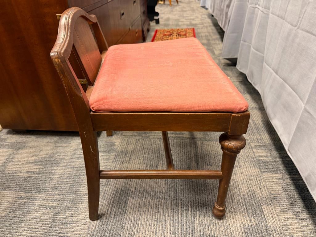 VINTAGE FRENCH DESIGN MAHOGANY CORNER CHAIR WITH A PINK UPHOLSTERED SEAT AND TURNED WOOD LEGS - 7