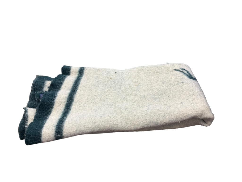 VINTAGE HUNTER'S RUN 100% WOOL EQUESTRIAN / WESTERN THEMED TWO-TONE BLANKET: FEATURING GREEN AND WHITE DYED WOOL DESIGN, FAIR CONDITION, HAS SMELL OF SMOKE FROM WOOD BURNING STOVE 62" X 48"