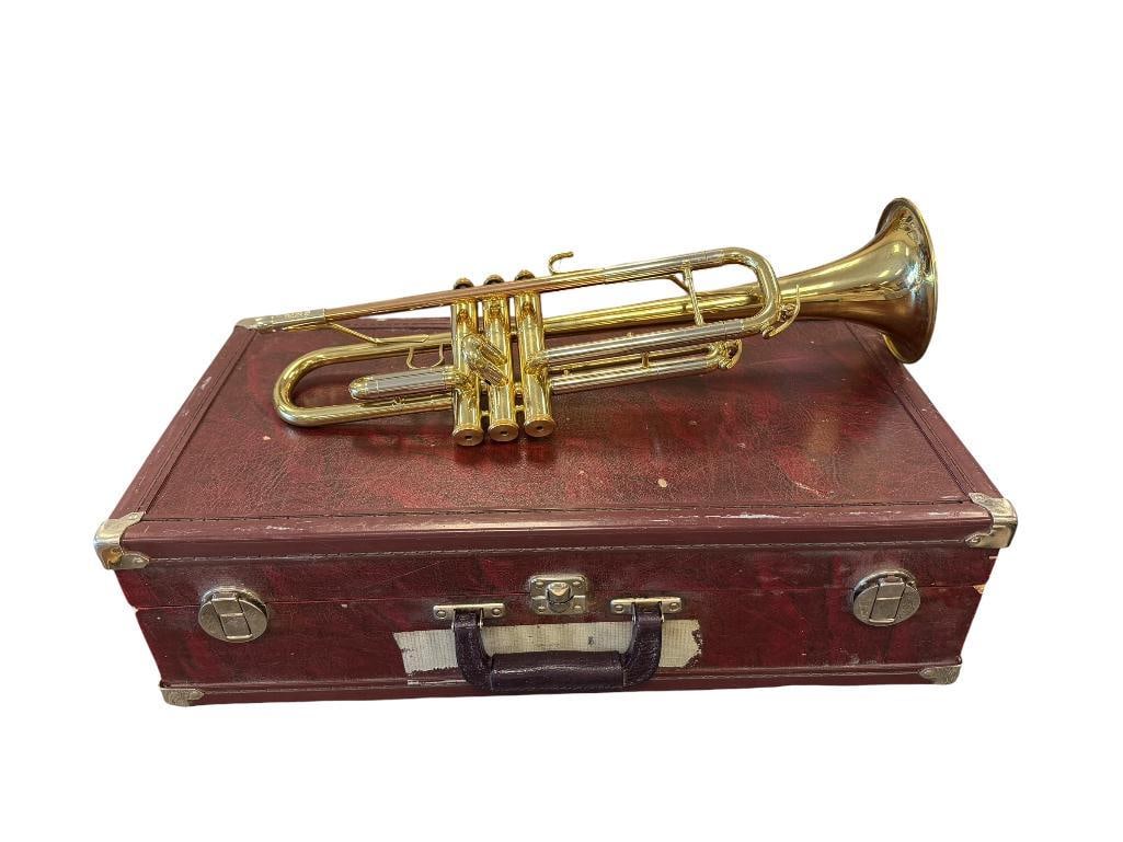 HOLTON T612R VINTAGE CHILDRENS GOLD PLATED TRUMPET MADE BY FRANK HOLTON CO. (1 of 10)