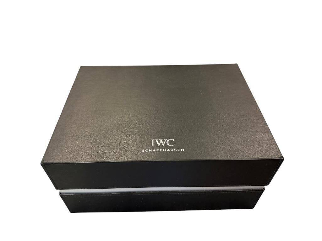 IWC SCHAFFHAUSEN DESIGNER WATCH BOX / TRAVEL BOX: CALF SKIN LEATHER WATCH BOX IN BLACK AND WHITE INTERIOR, IN GOOD CONDITION 10" X 7 1/2" X 4 3/4"