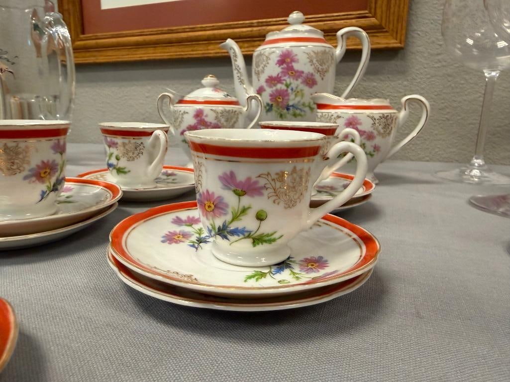 MID-20TH CENTURY CORONATION CHINA PORCELAIN CHINA FLORAL DECORATED WITH GILT ACCENTS - 10