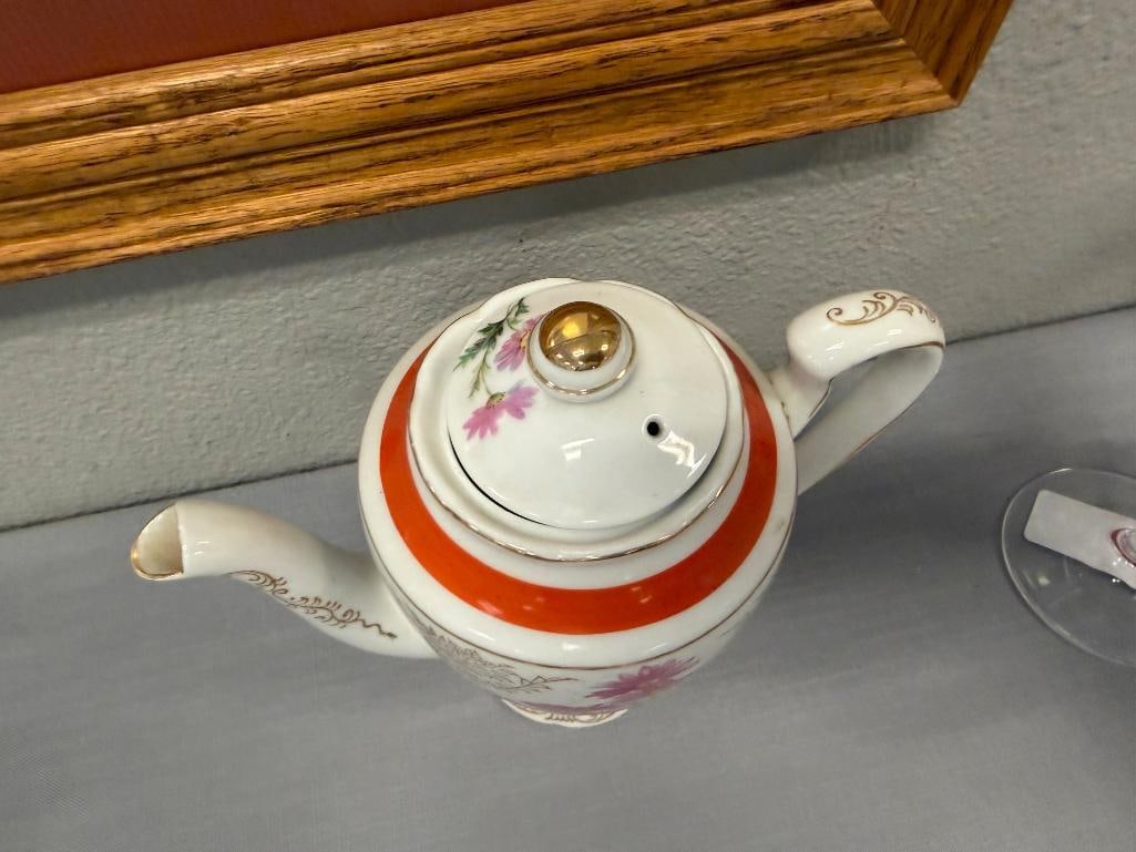 MID-20TH CENTURY CORONATION CHINA PORCELAIN CHINA FLORAL DECORATED WITH GILT ACCENTS - 17