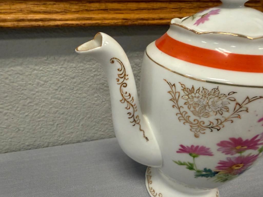 MID-20TH CENTURY CORONATION CHINA PORCELAIN CHINA FLORAL DECORATED WITH GILT ACCENTS - 18