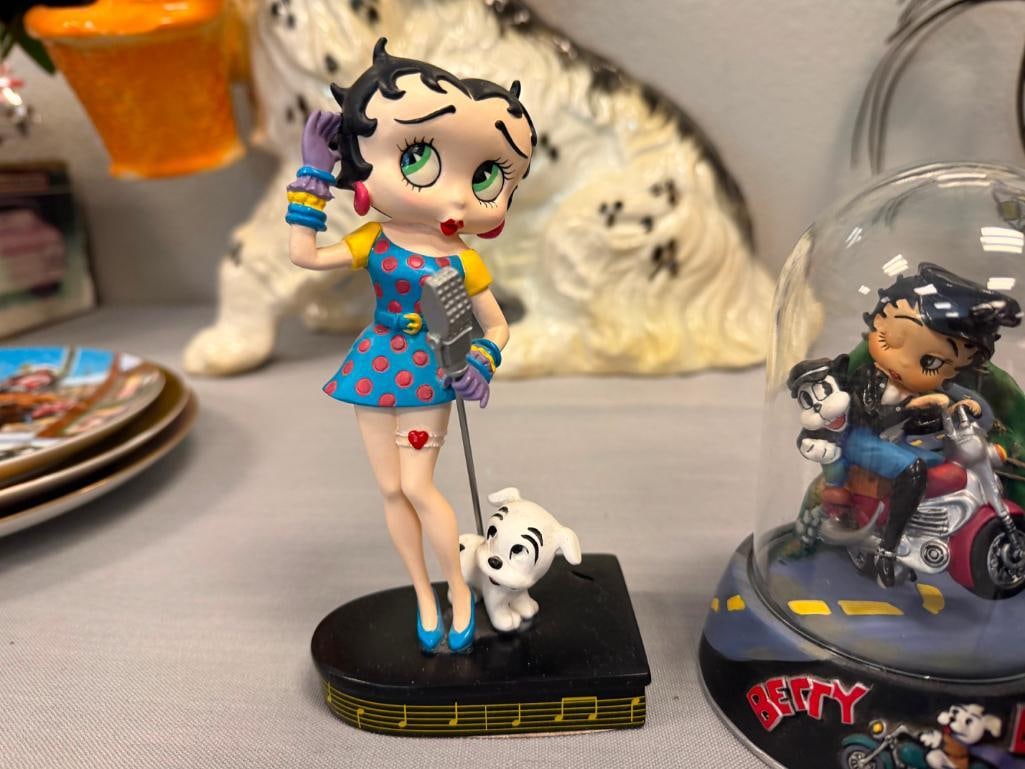 BETTY BOOP KING FEATURE SYNDICATE HAND PAINTED SCULPTURES, DANBURY MINT FIGURINE AND QUARTZ CLOCK - 10