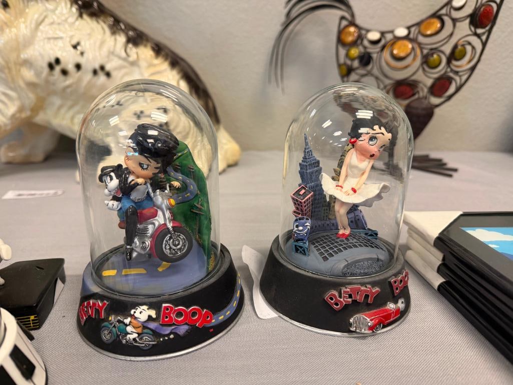 BETTY BOOP KING FEATURE SYNDICATE HAND PAINTED SCULPTURES, DANBURY MINT FIGURINE AND QUARTZ CLOCK - 11