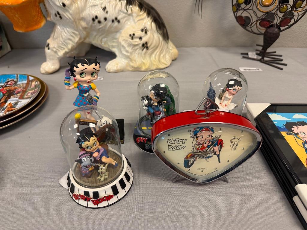 BETTY BOOP KING FEATURE SYNDICATE HAND PAINTED SCULPTURES, DANBURY MINT FIGURINE AND QUARTZ CLOCK - 2
