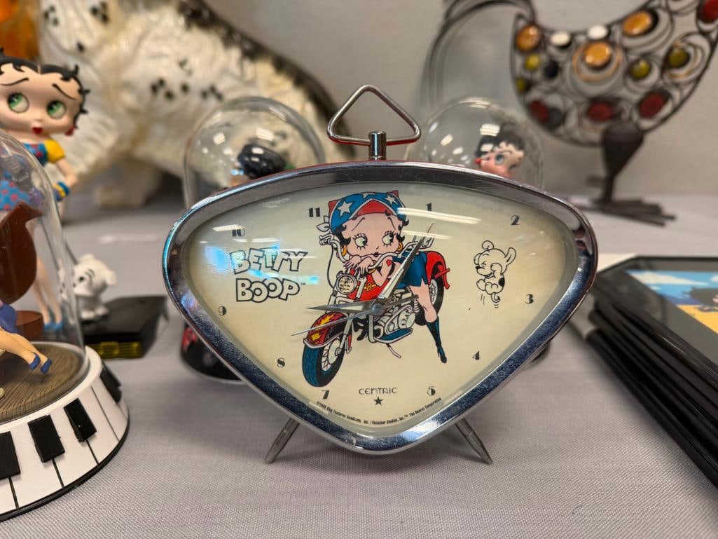 BETTY BOOP KING FEATURE SYNDICATE HAND PAINTED SCULPTURES, DANBURY MINT FIGURINE AND QUARTZ CLOCK - 3