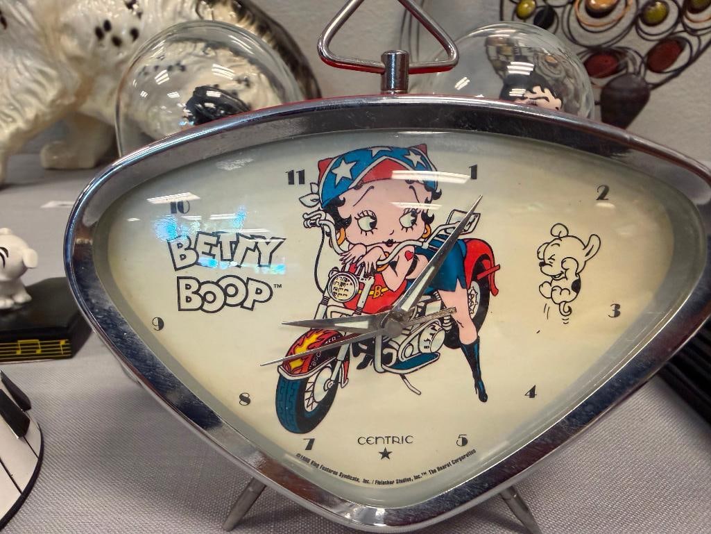 BETTY BOOP KING FEATURE SYNDICATE HAND PAINTED SCULPTURES, DANBURY MINT FIGURINE AND QUARTZ CLOCK - 5