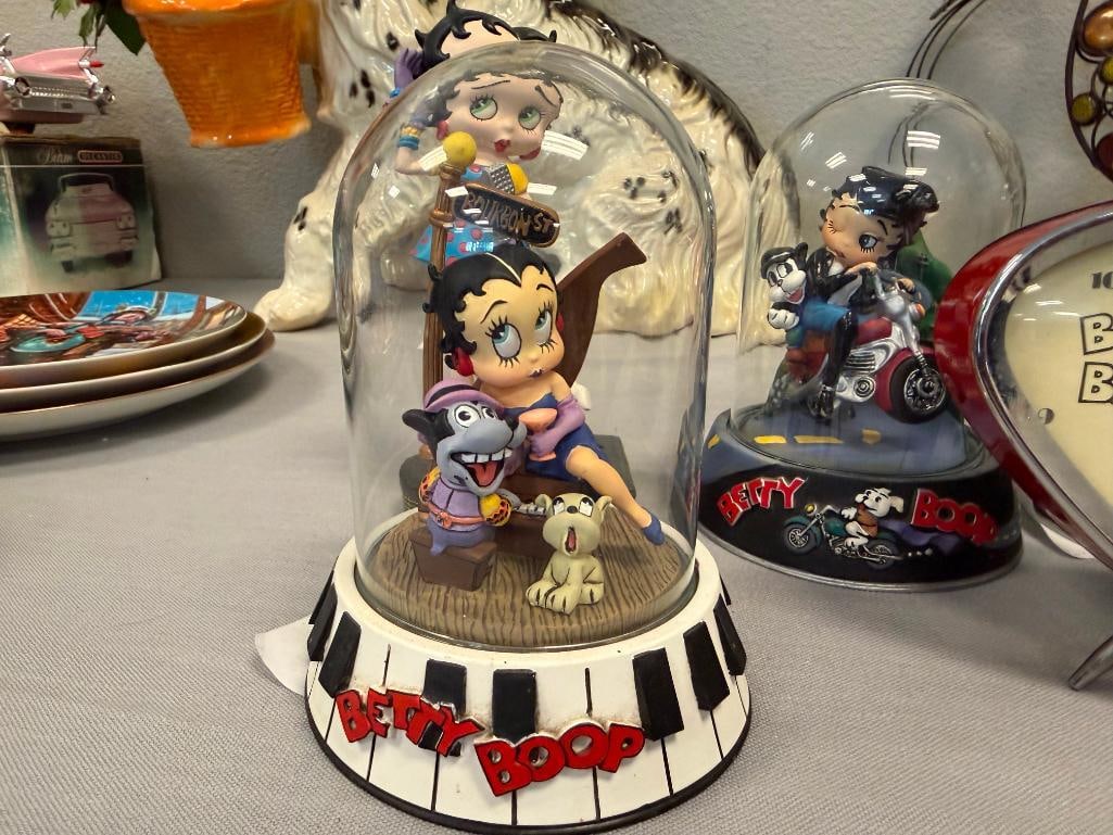 BETTY BOOP KING FEATURE SYNDICATE HAND PAINTED SCULPTURES, DANBURY MINT FIGURINE AND QUARTZ CLOCK - 6