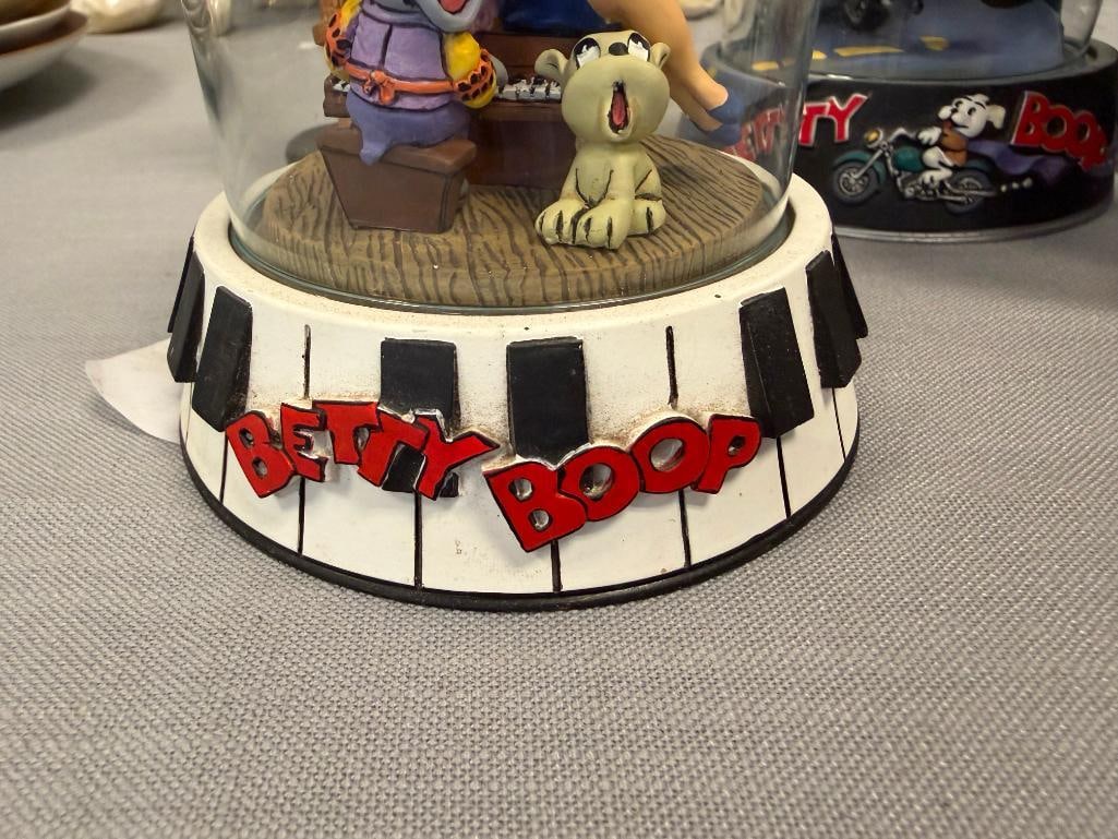 BETTY BOOP KING FEATURE SYNDICATE HAND PAINTED SCULPTURES, DANBURY MINT FIGURINE AND QUARTZ CLOCK - 7