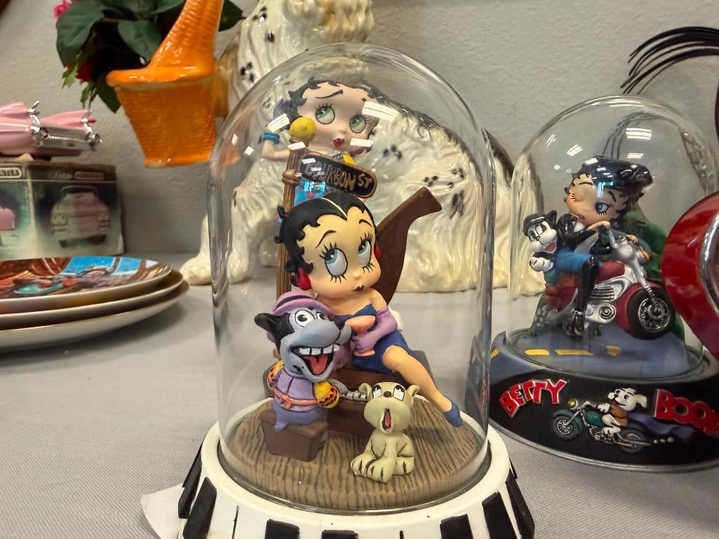 BETTY BOOP KING FEATURE SYNDICATE HAND PAINTED SCULPTURES, DANBURY MINT FIGURINE AND QUARTZ CLOCK - 8
