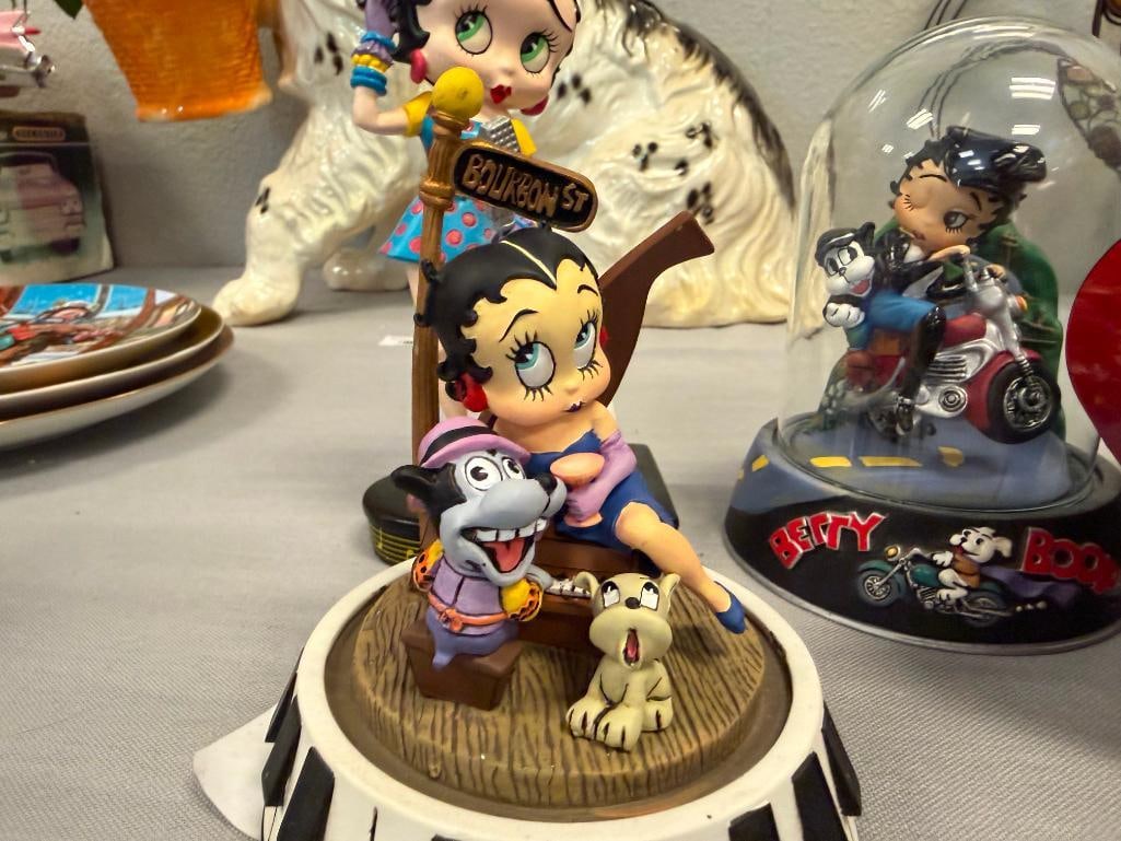 BETTY BOOP KING FEATURE SYNDICATE HAND PAINTED SCULPTURES, DANBURY MINT FIGURINE AND QUARTZ CLOCK - 9