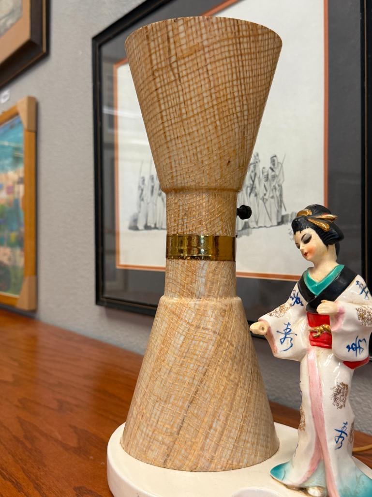 THE VIGON CO. MID-CENTURY FIGURAL LAMP WITH GEISHA FIGURE AND HOUR GLASS SHAPED SHADE LOS ANGELES - 4