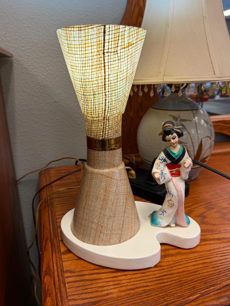 THE VIGON CO. MID-CENTURY FIGURAL LAMP WITH GEISHA FIGURE AND HOUR GLASS SHAPED SHADE LOS ANGELES - 7
