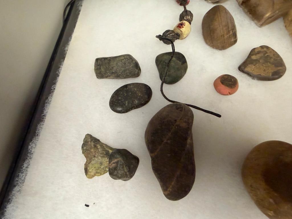ASSORTED GEOLOGICAL SPECIMENS, FOSSILS, AND NATIVE AMERICAN TRADE BEADS - 3