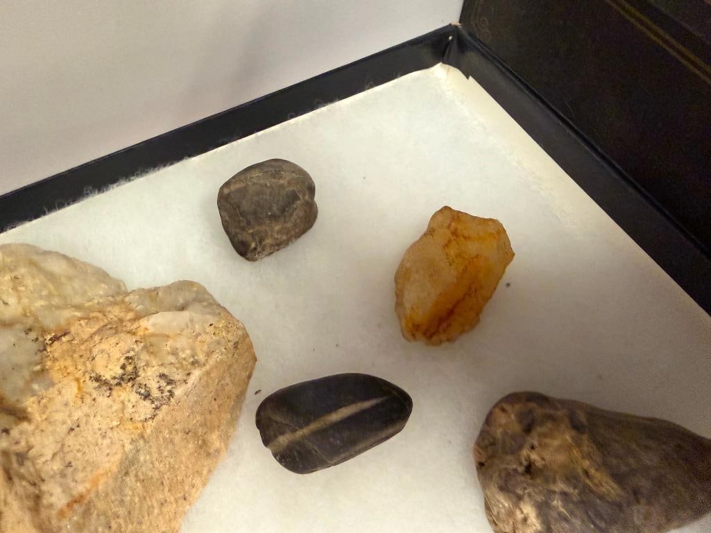 ASSORTED GEOLOGICAL SPECIMENS, FOSSILS, AND NATIVE AMERICAN TRADE BEADS - 8