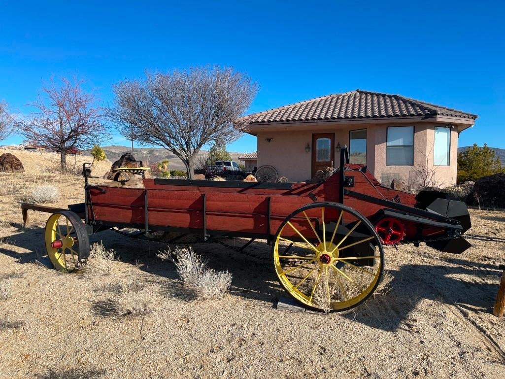 ANTIQUE HORSE-DRAWN MANURE SPREADER EARLY FARMING IMPLEMENT (1 of 16)